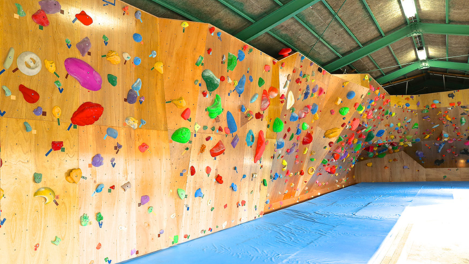 沖縄県のクライミング施設「ボルダリングジム BOULBAKA2（ボルバカ2）」